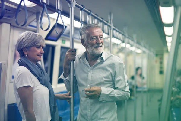Casal de idosos no metrô — Fotografia de Stock