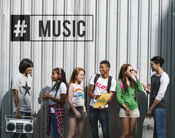 Tieners praten en luisteren muziek — Stockfoto