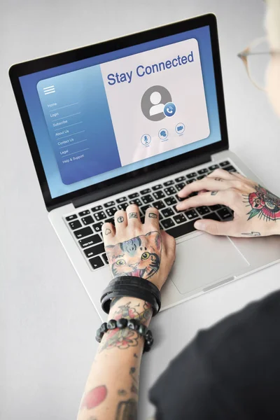Tatuerade person att skriva på laptop — Stockfoto