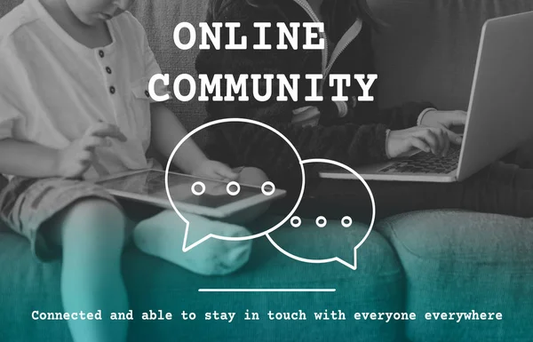 kız ve erkek kardeş dijital cihazlar kullanarak