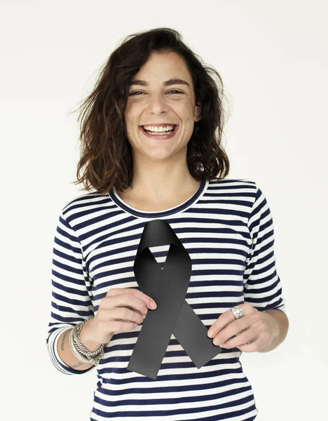 Kadın holding siyah şerit — Stok fotoğraf