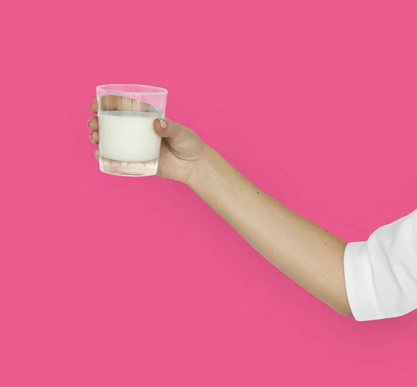 Рука держа стакан с молоком — стоковое фото