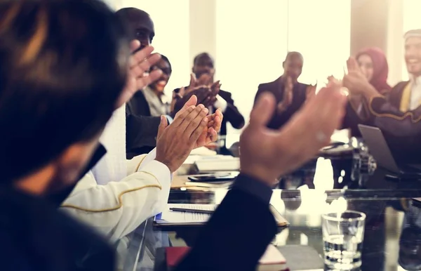 Gente aplaudiendo Manos en la reunión de negocios —  Fotos de Stock