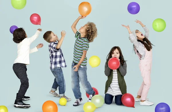 Чарівні діти грають з повітряними кулями — стокове фото