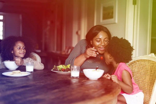 Madre e hijas comiendo — Foto de Stock