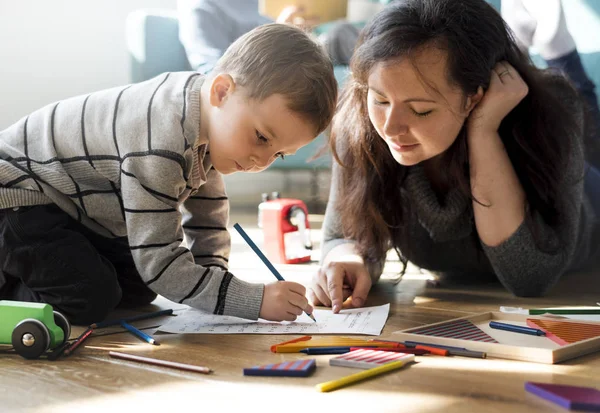 Moeder die zoon leert tekenen — Stockfoto