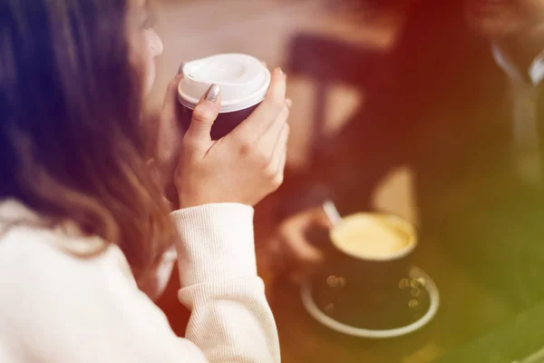 Kvinna som håller kaffekopp — Stockfoto