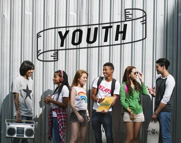 Teenagers talking and listening music — Stock Photo, Image