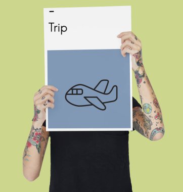 Dövmeli kişi holding afiş.