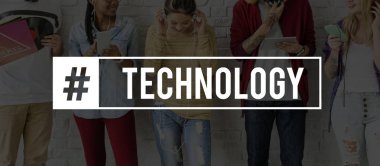 Arkadaşlar dijital cihazlar kullanarak