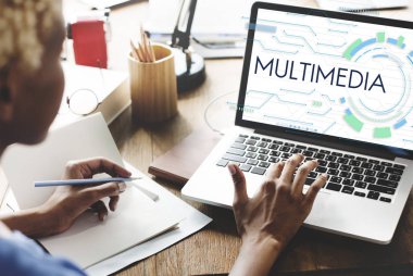 Dizüstü bilgisayarda çalışan Afrikalı Kadın 