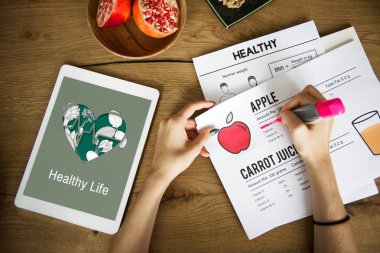 Kadın dijital tablet ile planı yapma