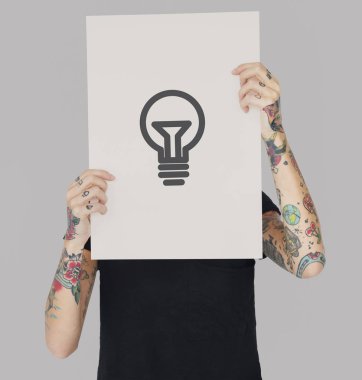 Dövmeli kişi holding afiş.