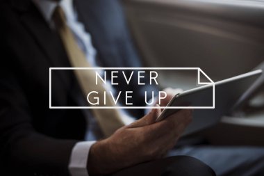 Dijital tablet kullanan işadamı