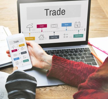 dizüstü bilgisayar önünde Smartphone kullanan kişiler