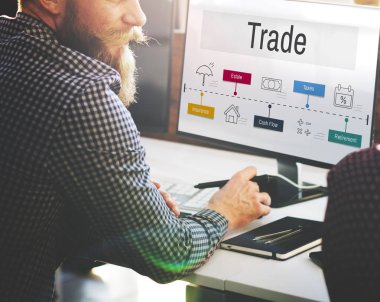 Bilgisayarda çalışan iş adamı