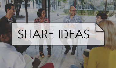 Daire içinde oturan insanların grup 