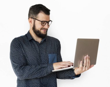 dijital dizüstü bilgisayar kullanan adam