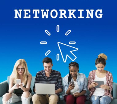 Arkadaşlar dijital cihazlar kullanarak 