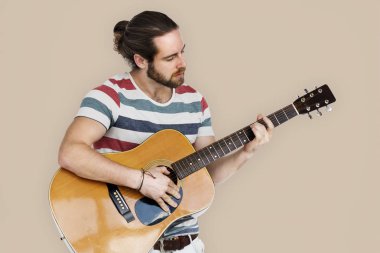Adam akustik gitar çalıyor. 