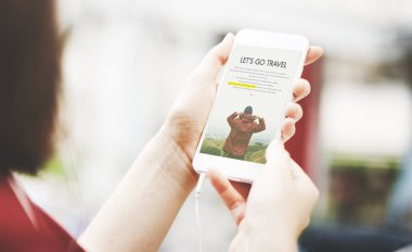 Cep telefonu kullanan kadın