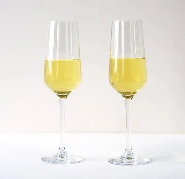Два бокала с желтым шампанским — стоковое фото