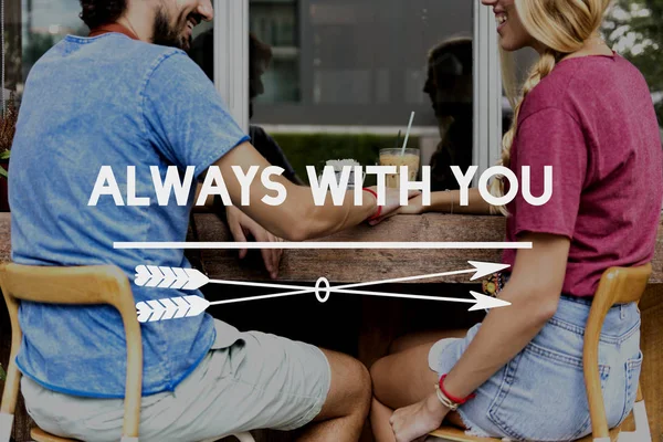 Пара сидящих в кафе на открытом воздухе — стоковое фото