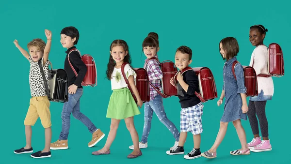 Chodzenie do szkoły z plecaki dzieci — Zdjęcie stockowe