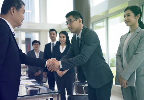 Business people shaking hands — Stock Photo, Image