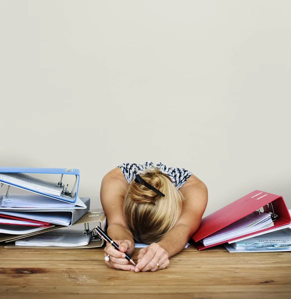 Utmattad kvinnlig arbetstagare handpåläggning tabell — Stockfoto