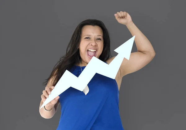 Mulher feliz segurando seta sinal — Fotografia de Stock