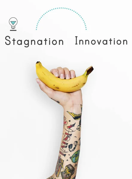 Tatuado sosteniendo plátano . —  Fotos de Stock