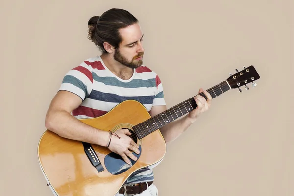 Férfi játszik akusztikus gitár — Stock Fotó