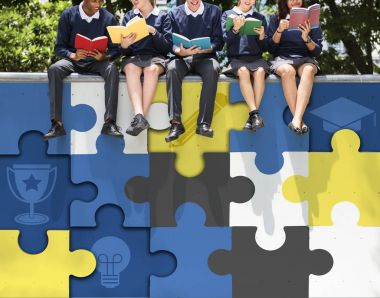 Öğrenciler kitap okuyor