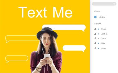 Akıllı telefon tarama şapkalı kadın