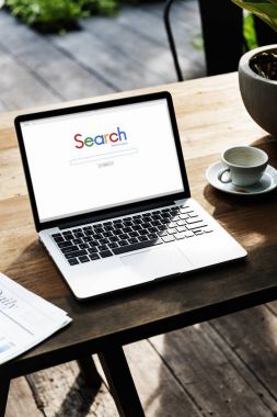 ahşap masa üstünde açılan laptop