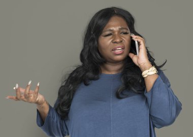 Akıllı Telefonla Konuşan Kadın 