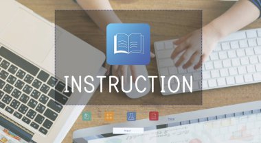 Çocuk bilgisayar klavye üzerinde ellerini