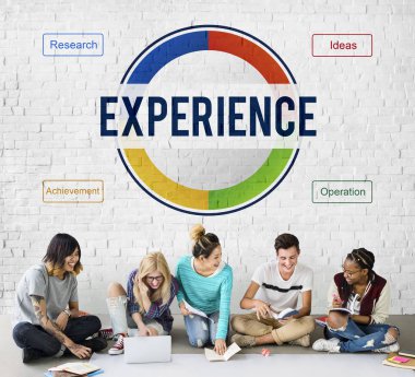 öğrenciler proje üzerinde birlikte çalışma