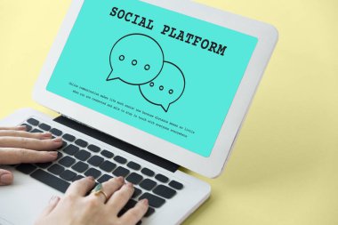 Dizüstü bilgisayarda yazan kadın klavyesi