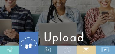 Arkadaşlar dijital cihazlar kullanarak 