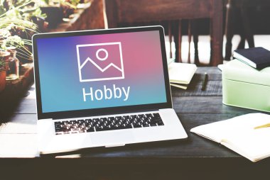 Açık tablo üstünde laptop