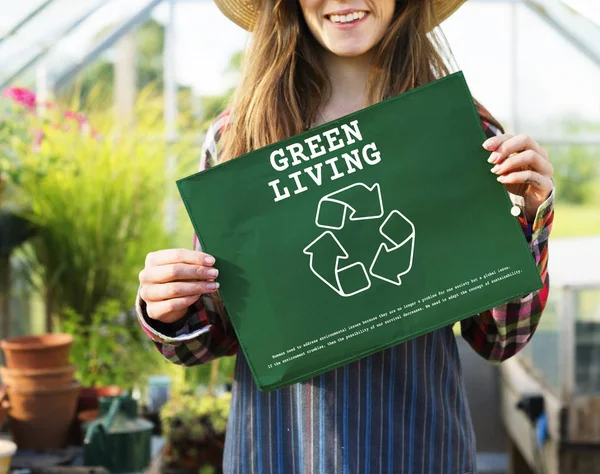 Kvinna anläggning banner i växthus — Stockfoto