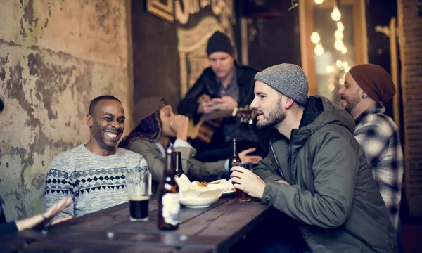 Vänner som dricker öl tillsammans — Stockfoto