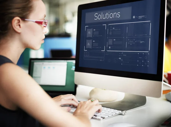 Mujer escribiendo en el teclado de la computadora — Foto de Stock