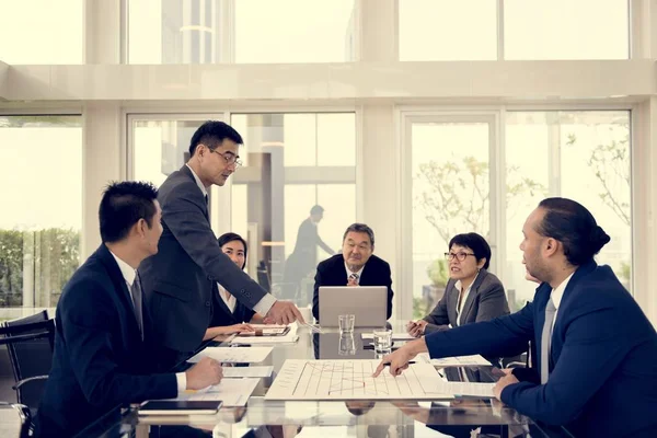 Gente de negocios haciendo una lluvia de ideas en la mesa — Foto de Stock