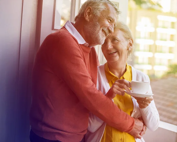 Personas mayores abrazando y bebiendo té — Foto de Stock