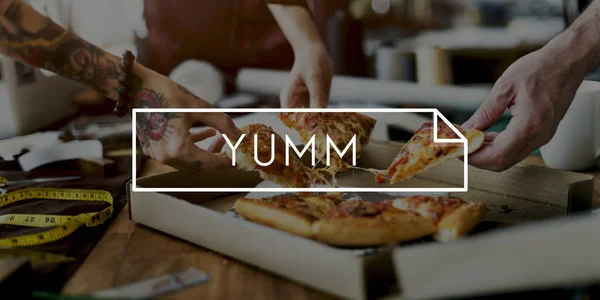 Mode-ontwerpers grijpen pizza segmenten — Stockfoto
