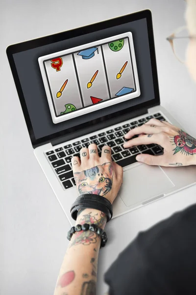 Dövmeli kişi dizüstü bilgisayarda yazarak — Stok fotoğraf