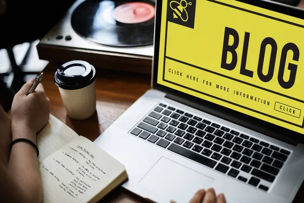 Arbeitstisch mit Laptop — Stockfoto